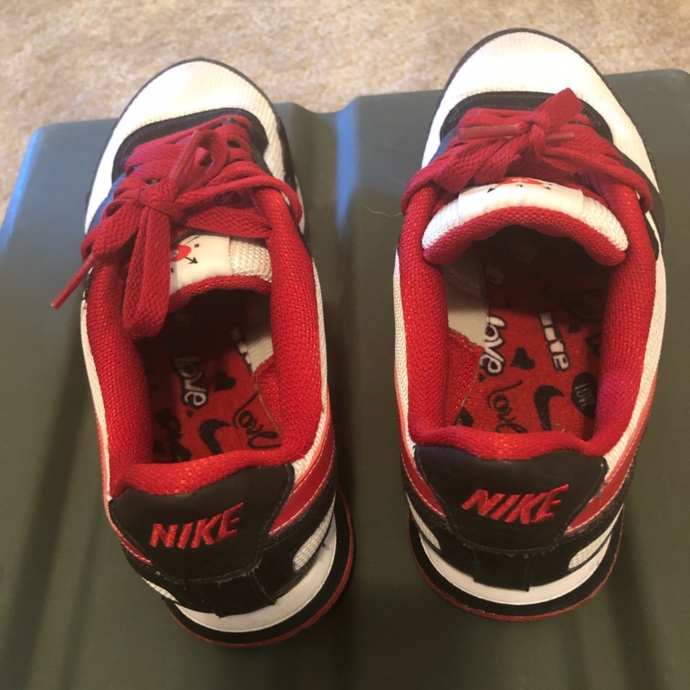 Women sz 7 Valentine’s Nike